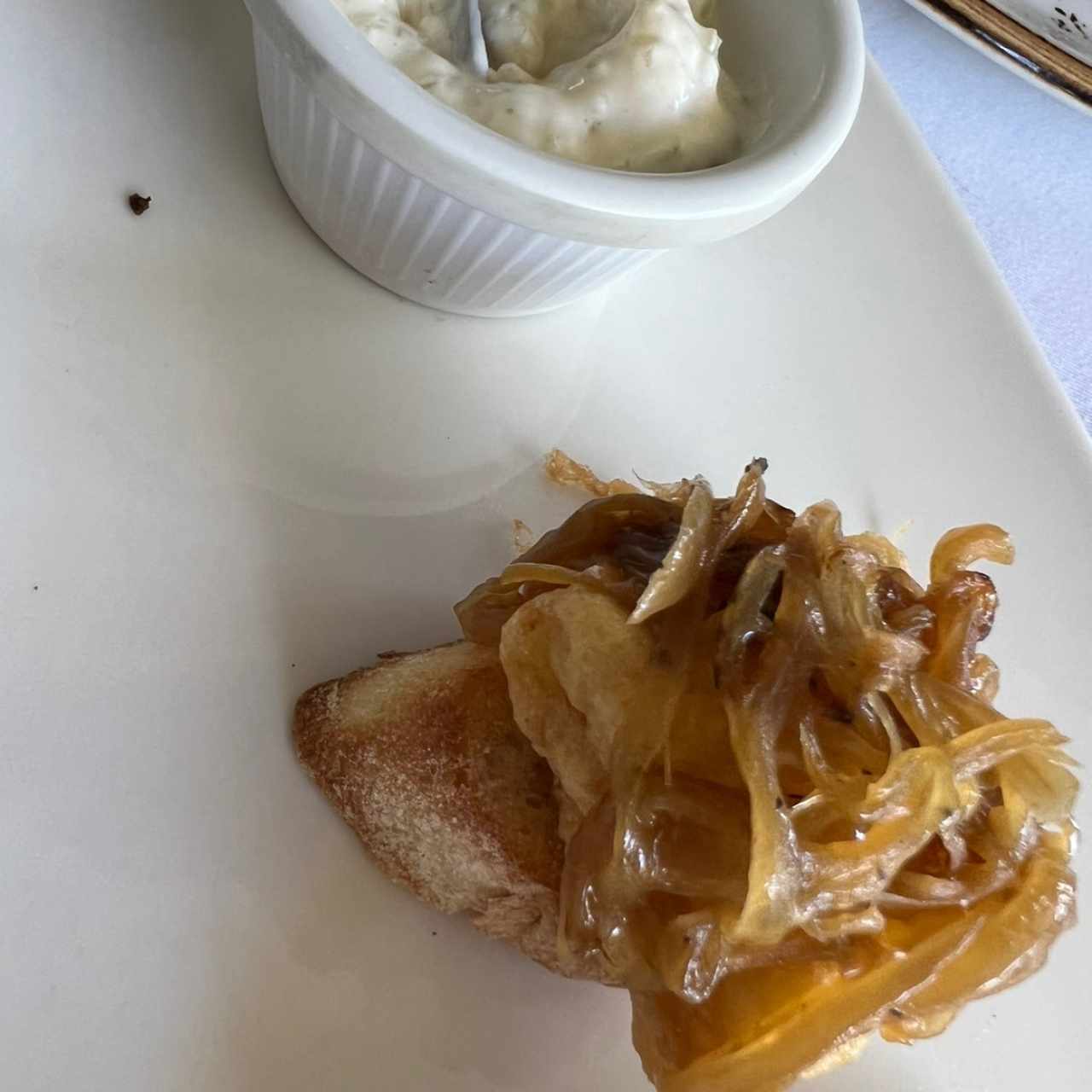 Calamar con cebolla caramelizada