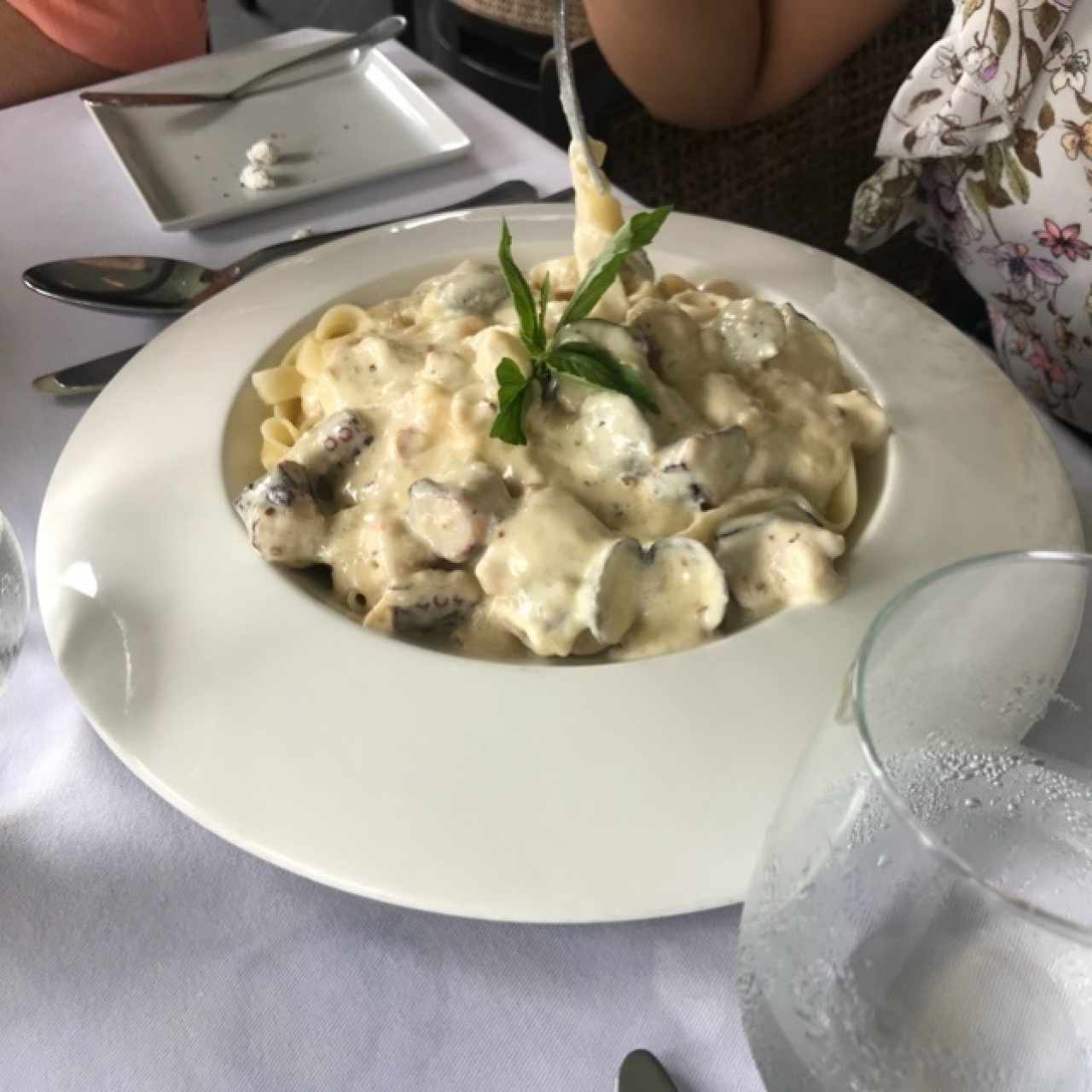 pasta con marisco salsa blanca.