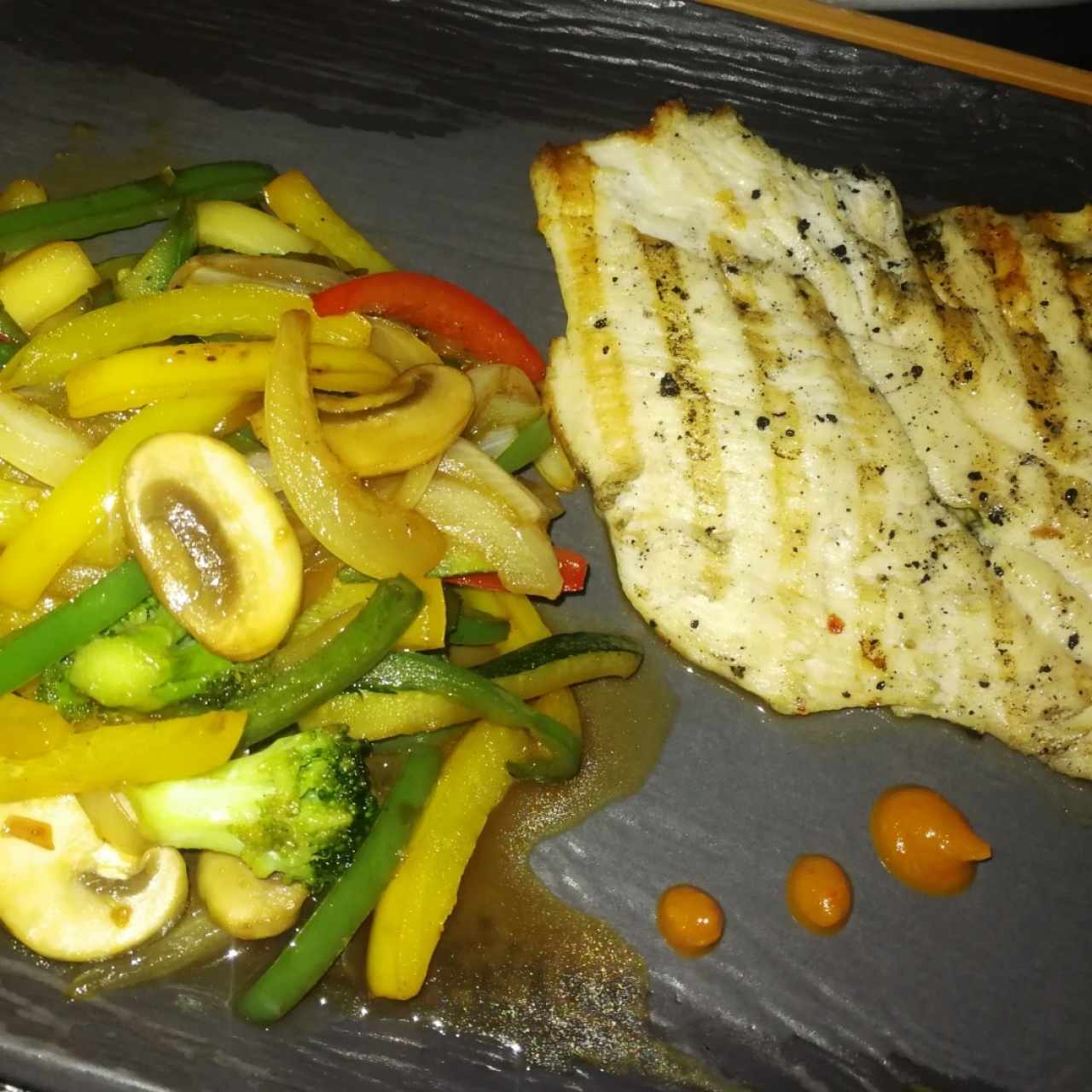 pollo a la parrilla con vegetales salteados