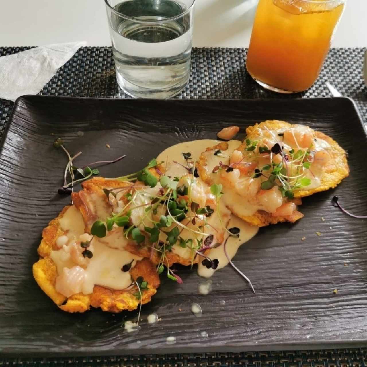 Patacón pisao con camarones 