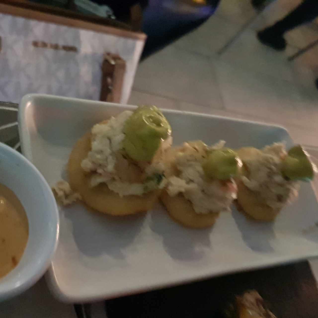 arepitas con pollo y aguacate recomendada aunque la porción es poca 