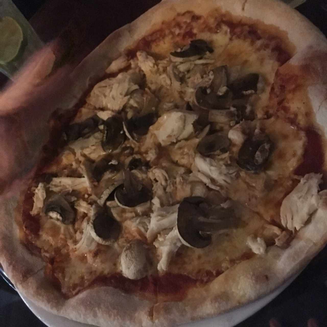 Pizza de champiñones y pollo