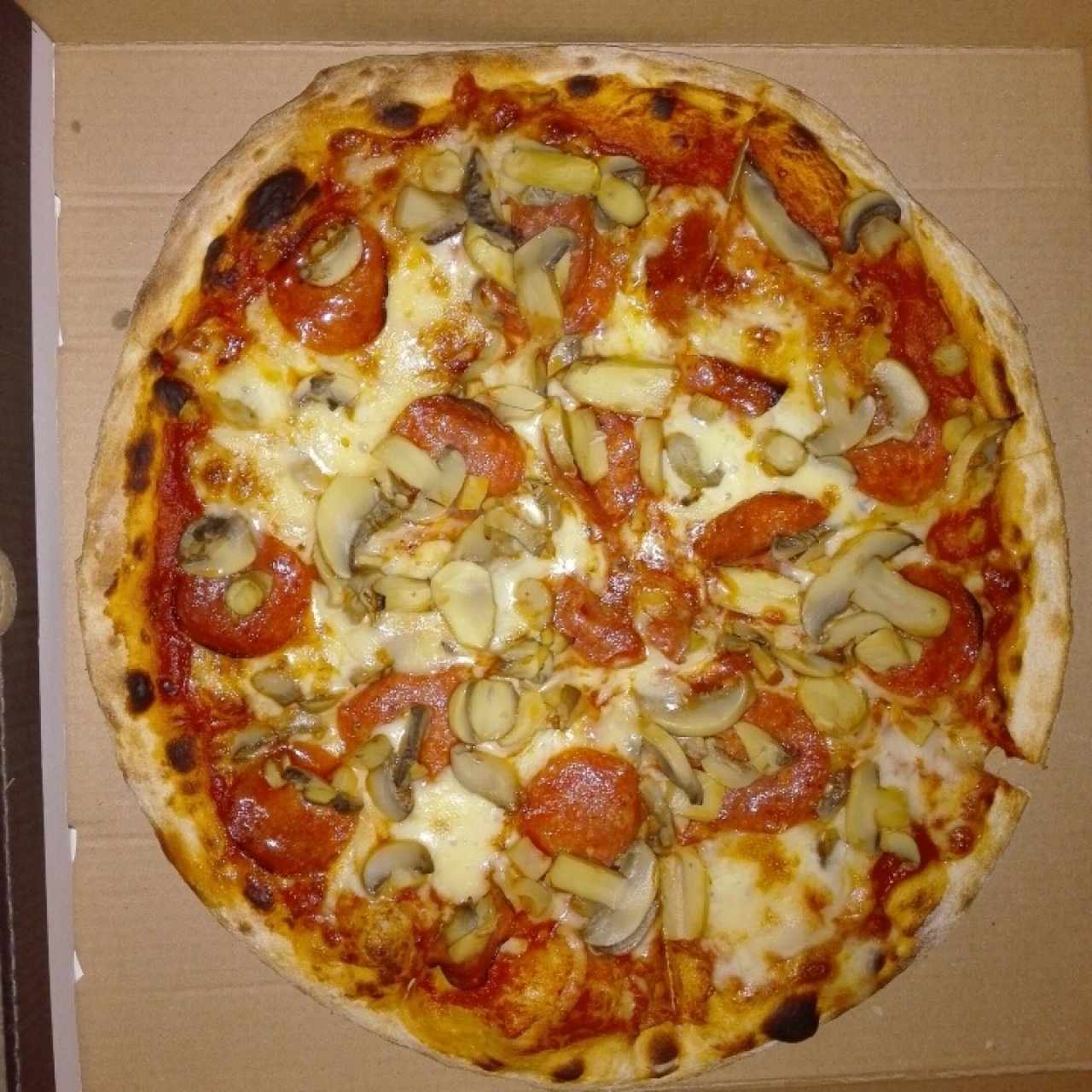 Pepperoni con Hongos