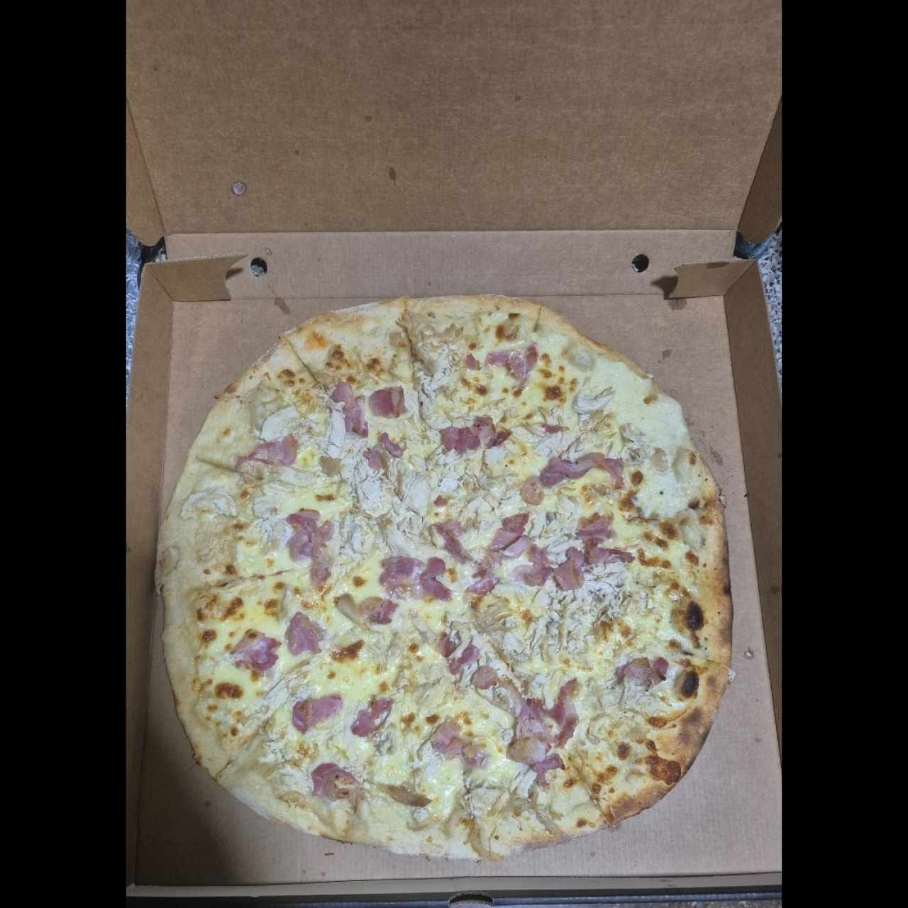 Pizza de pollo y tocino en salsa blanca 