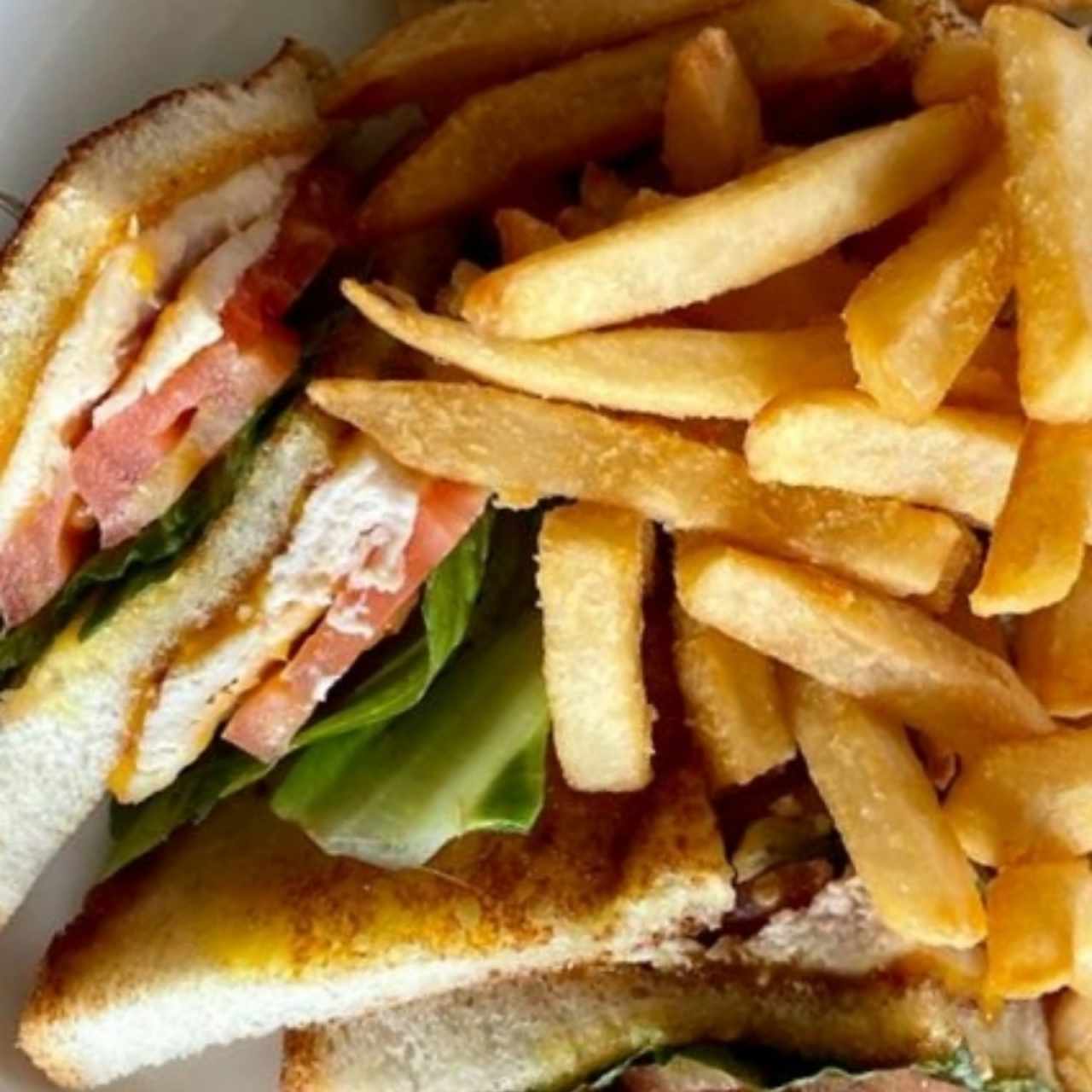 club sándwich y papas fritas