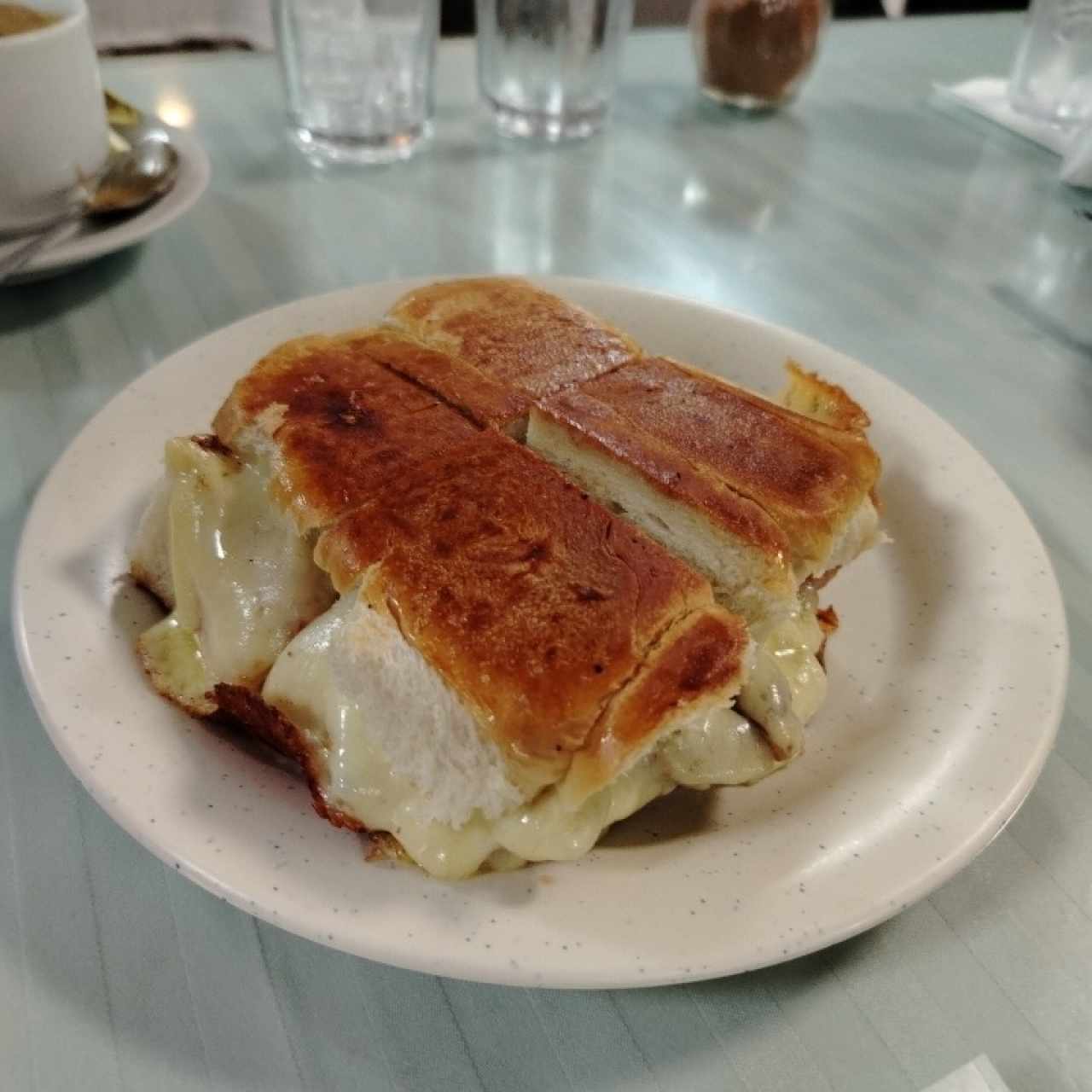 Emparedado chuleta con mozarrella 