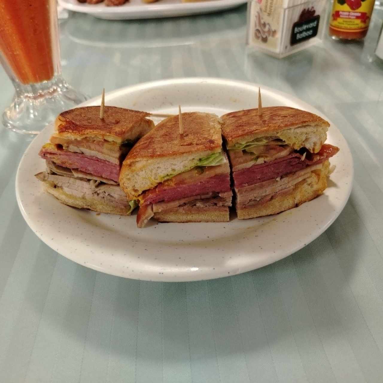 Emparedado pierna y salami 