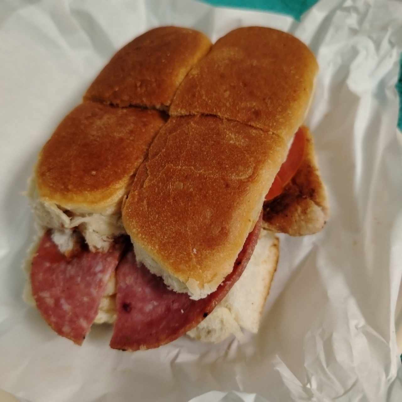 Emparedado pierna con salami 