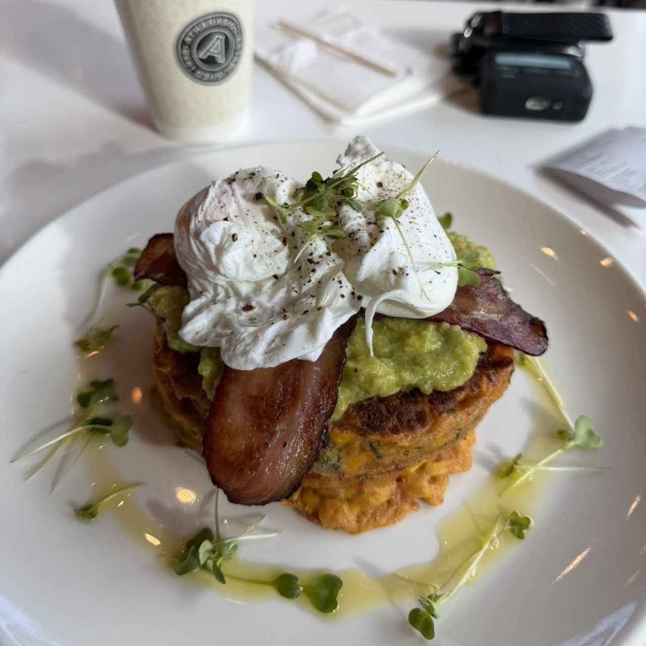 Pancakes de maiz con huevos, bacon y guacamole.