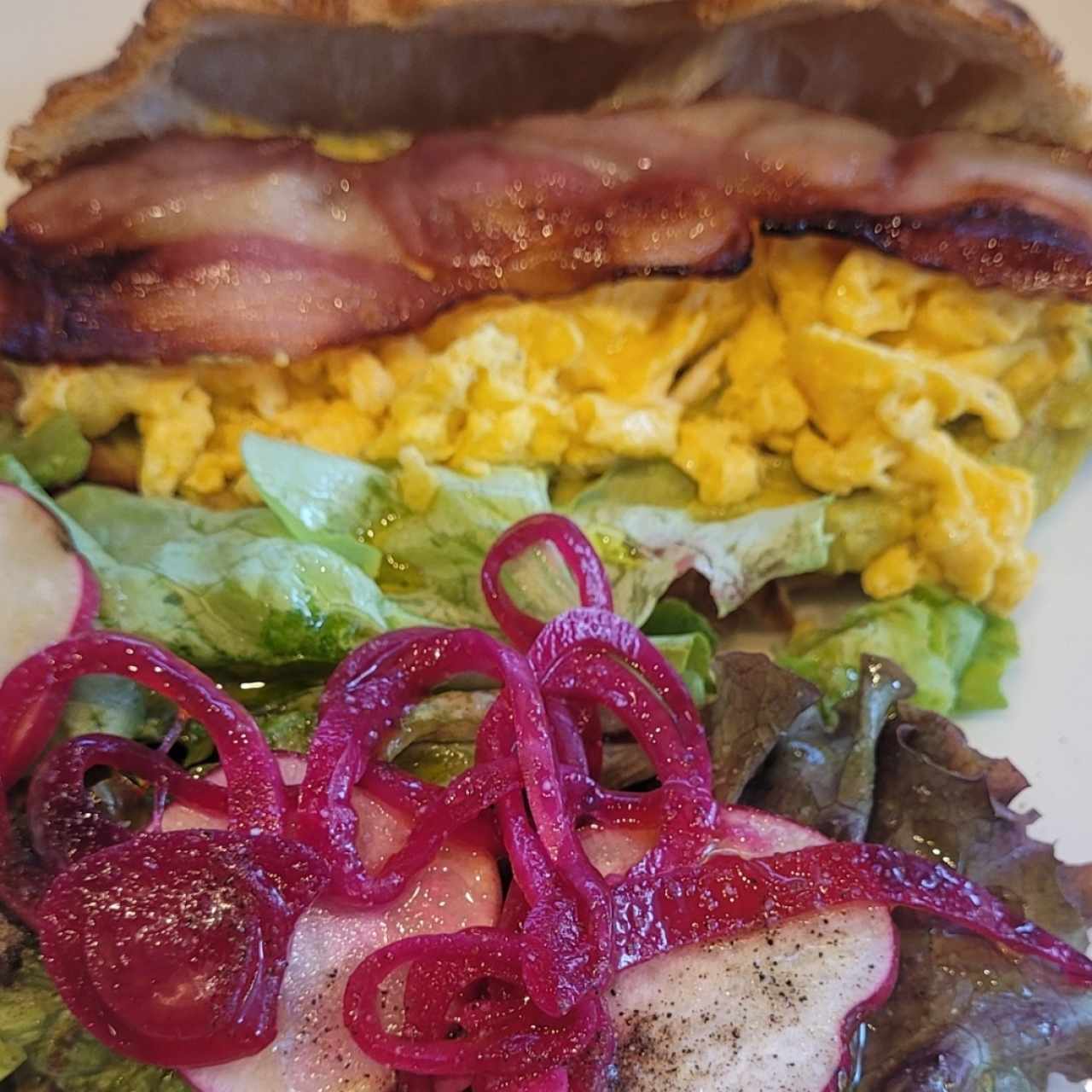 avocado croissant huevos revueltos 