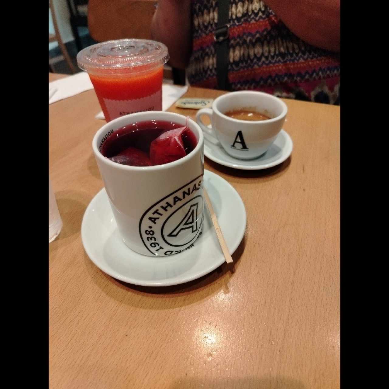 Te Jamaica y café expreso doble y smoothie papayas 