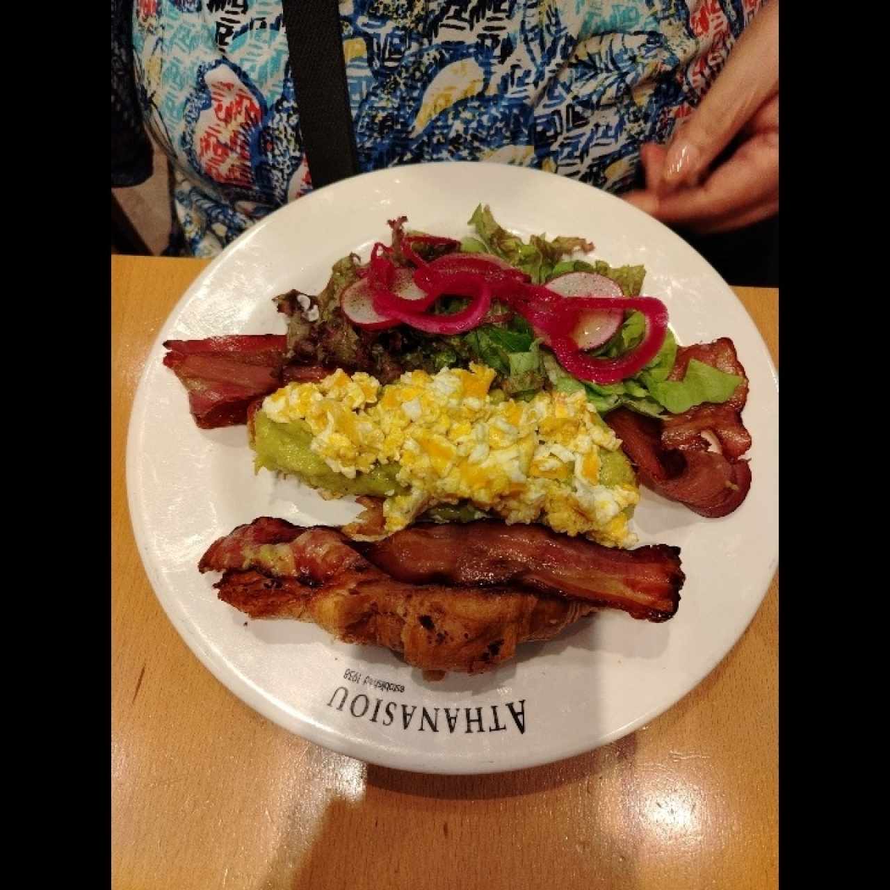 Avocado croissant extra tocino 