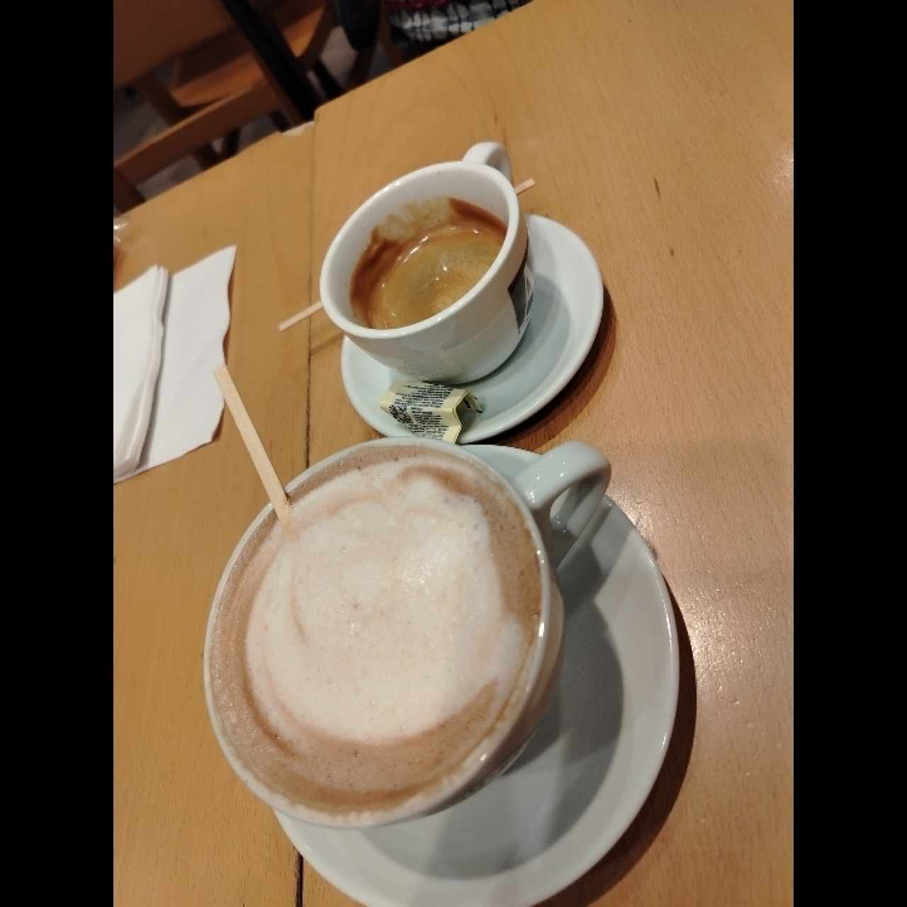 Capuchino y café expreso doble 