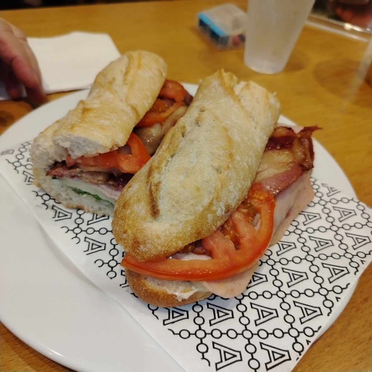 Emparedado jamón de pavo y extra tocino 