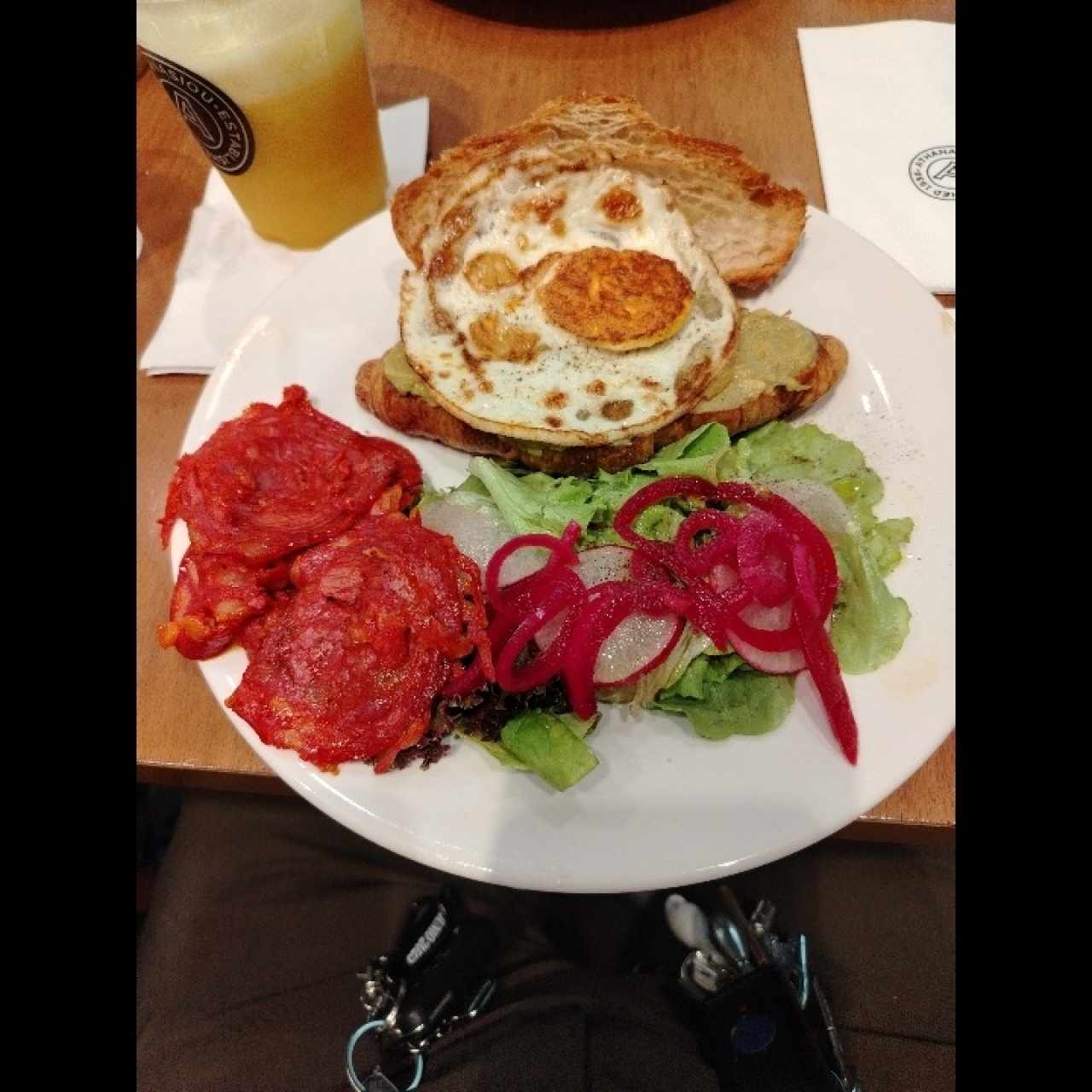 Avocado croissant y huevo frito y extra cantimpalo 