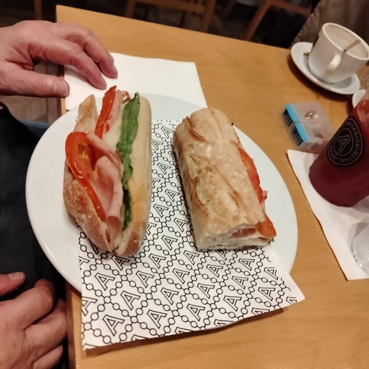 Emparedado jamón ahumado y queso suizo 