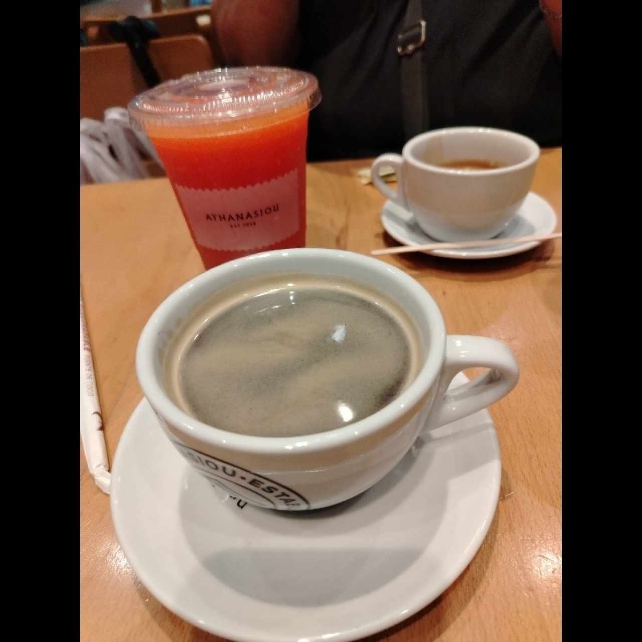 Café americano y expreso doble y smoothie papayas 