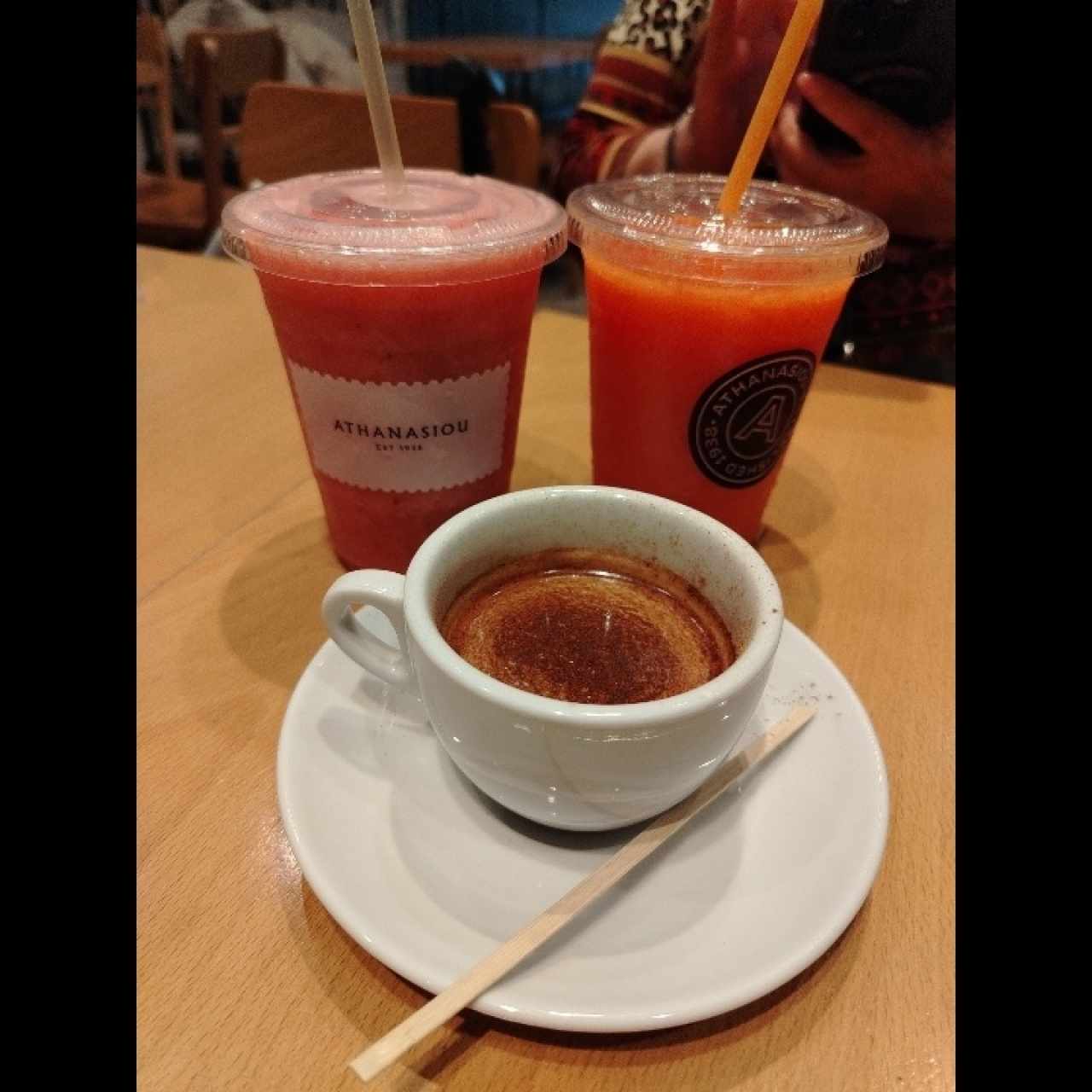 Café expreso doble y smoothie papayas 