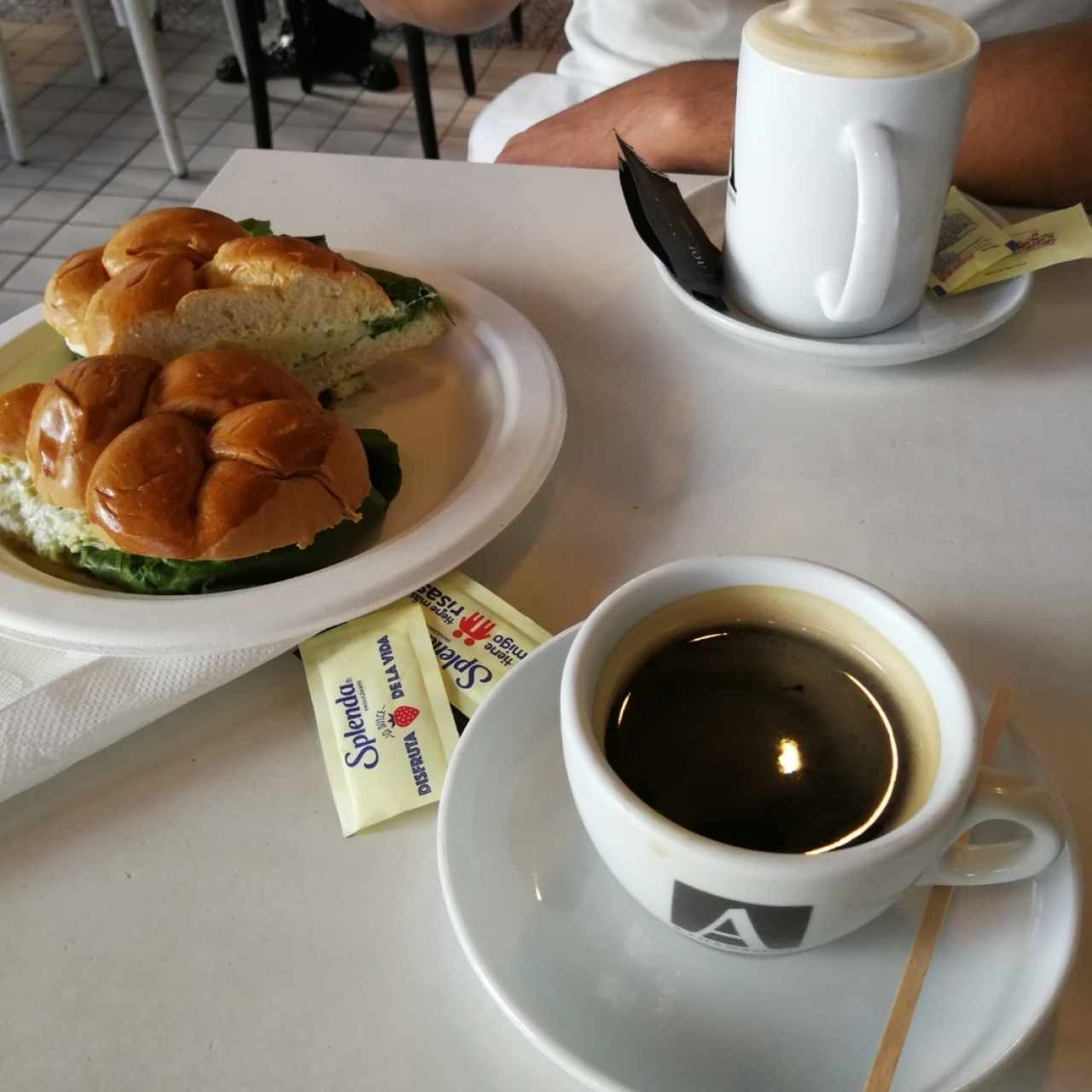 emparedado de pollo con aguacate, americano y late