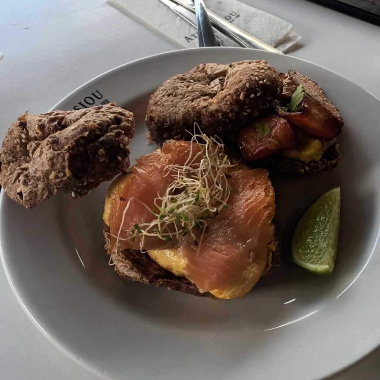EMPAREDADOS - Bagel de Salmón