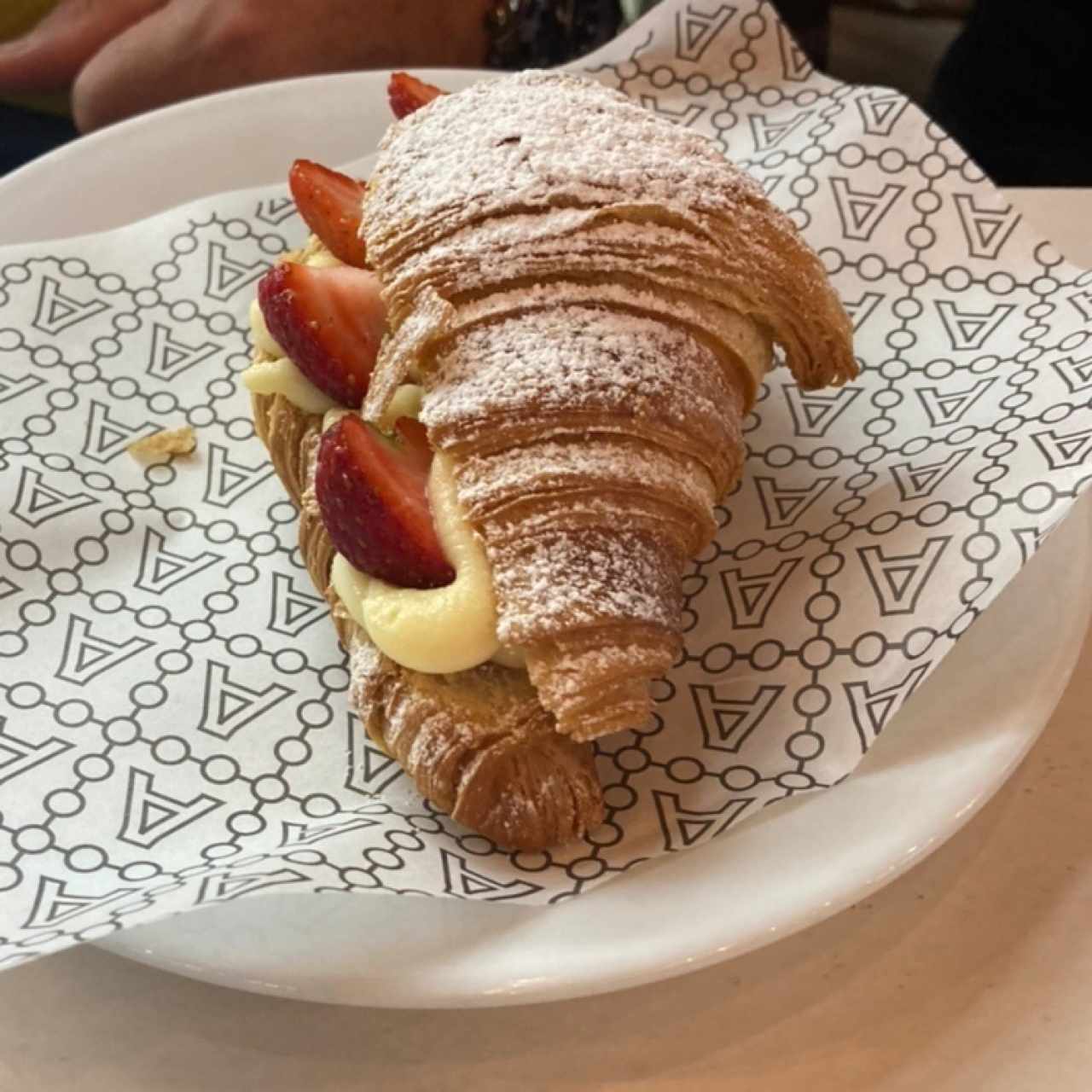 Croissant Relleno de Cremas y Almendra Fileteada