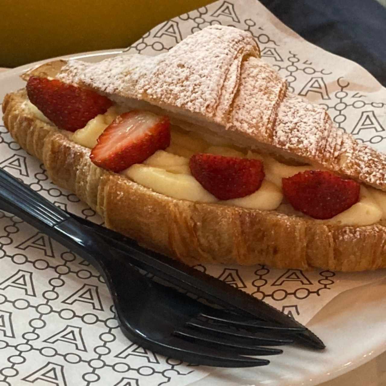 Croissant Relleno de Cremas y Almendra Fileteada