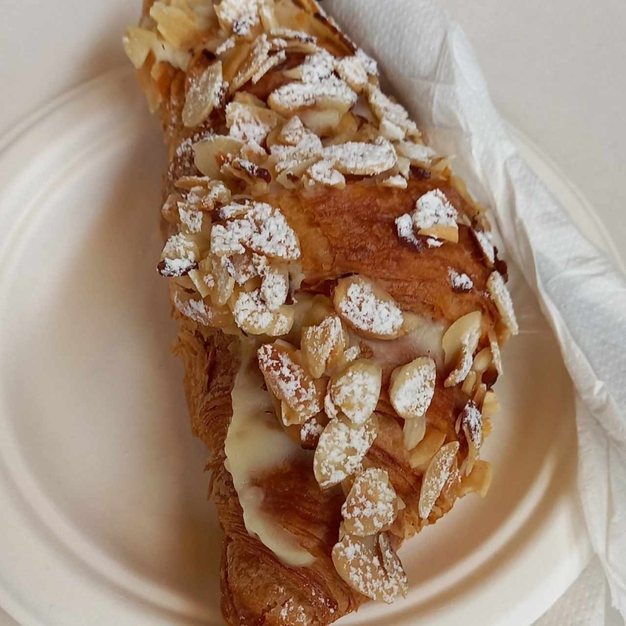 Croissant Relleno de Cremas y Almendra Fileteada
