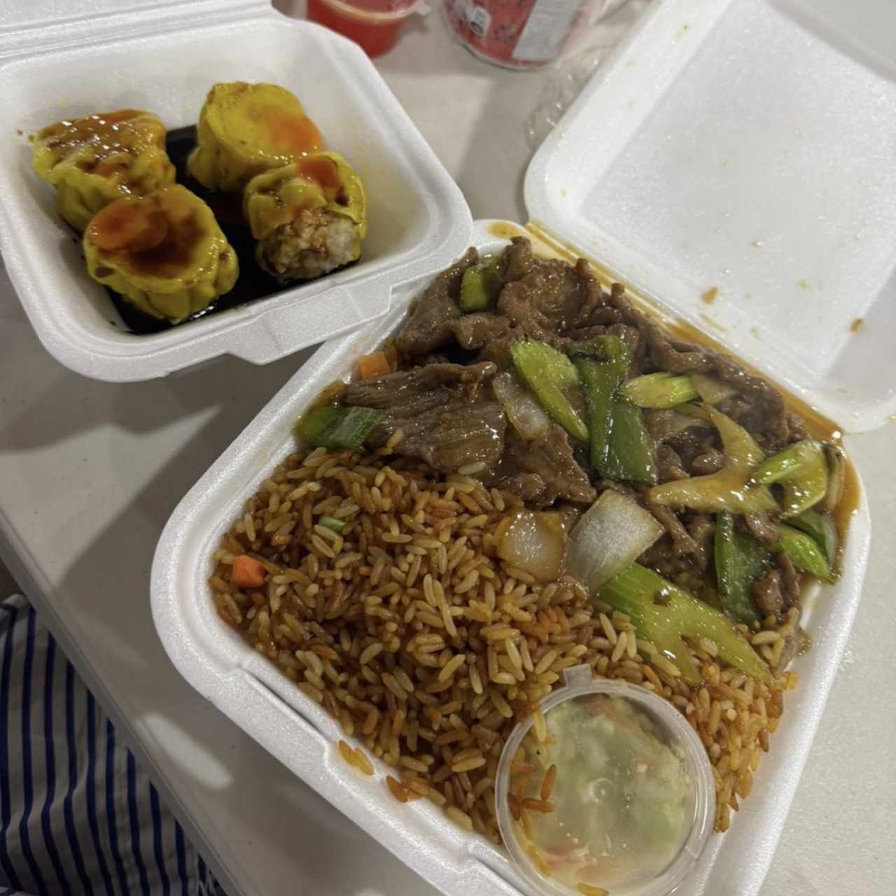 Bistec picado + acompañamiento + soda lata