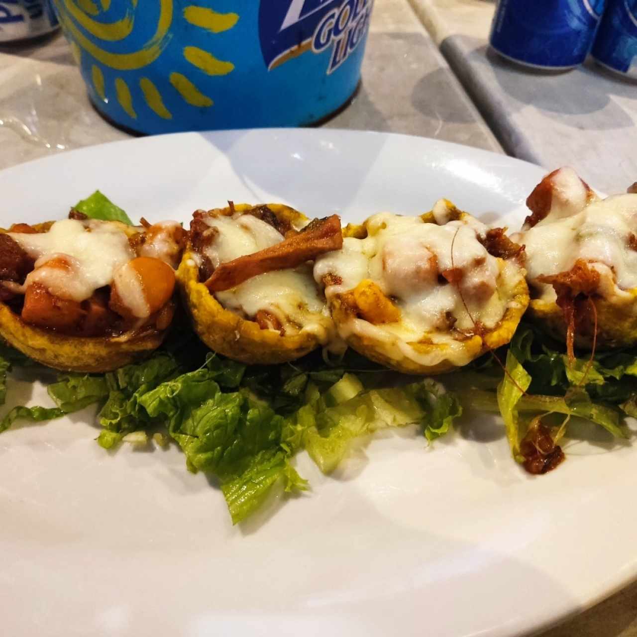 Canastas de Patacón Rellenas de Mariscos Gratinadas con Queso Mozzarella