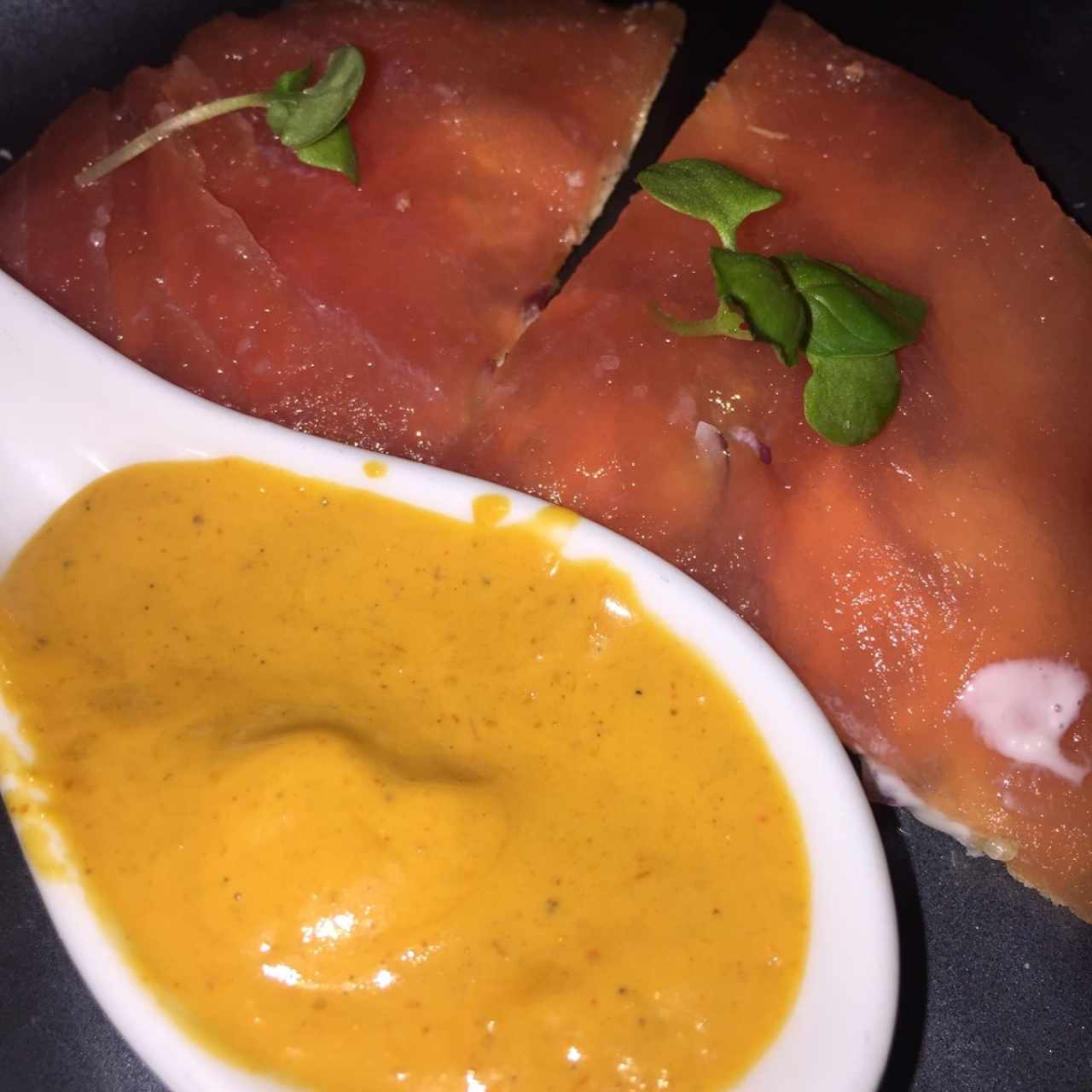 picante de la casa con pizza de atún