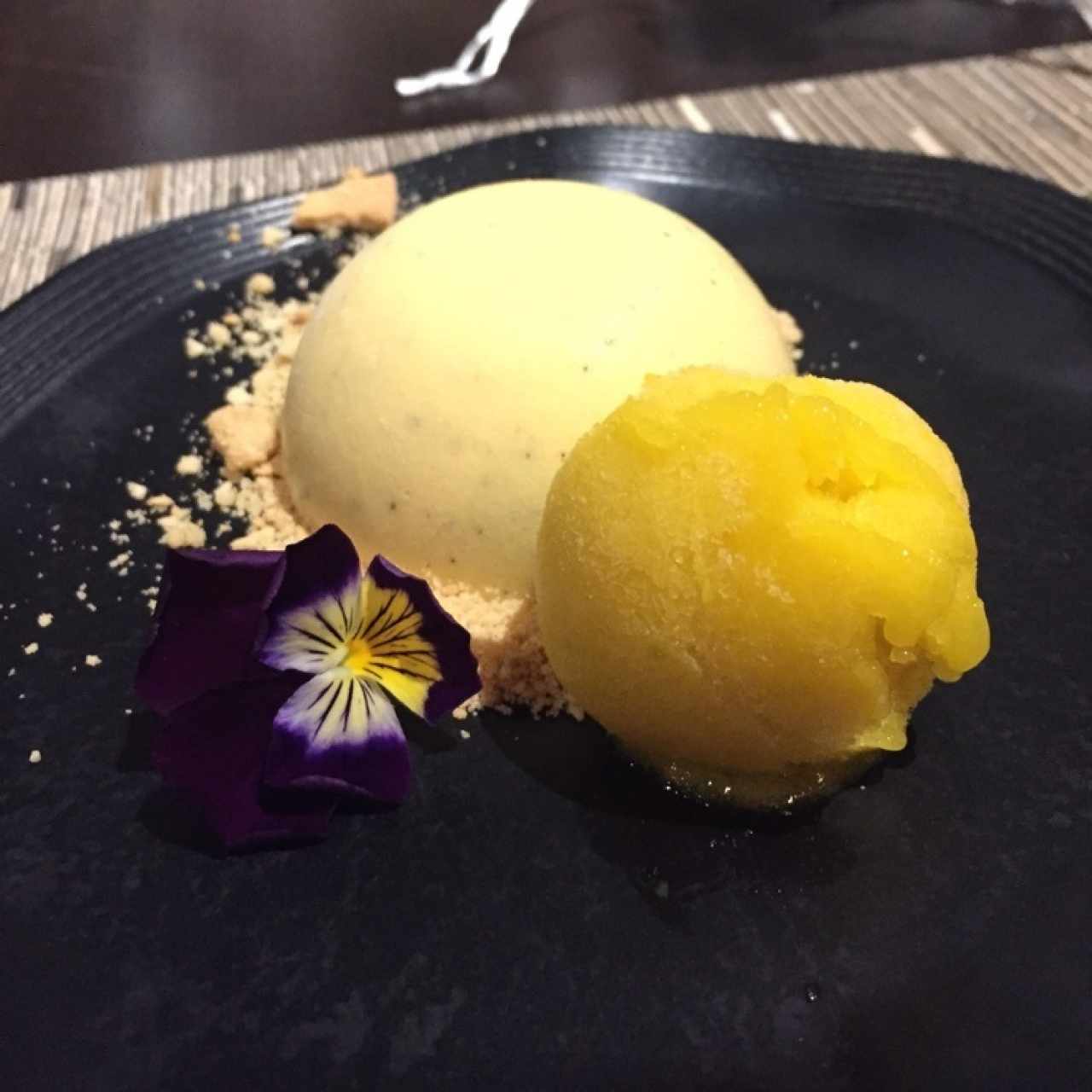 mouse de maracuya con sorbeto de mango 