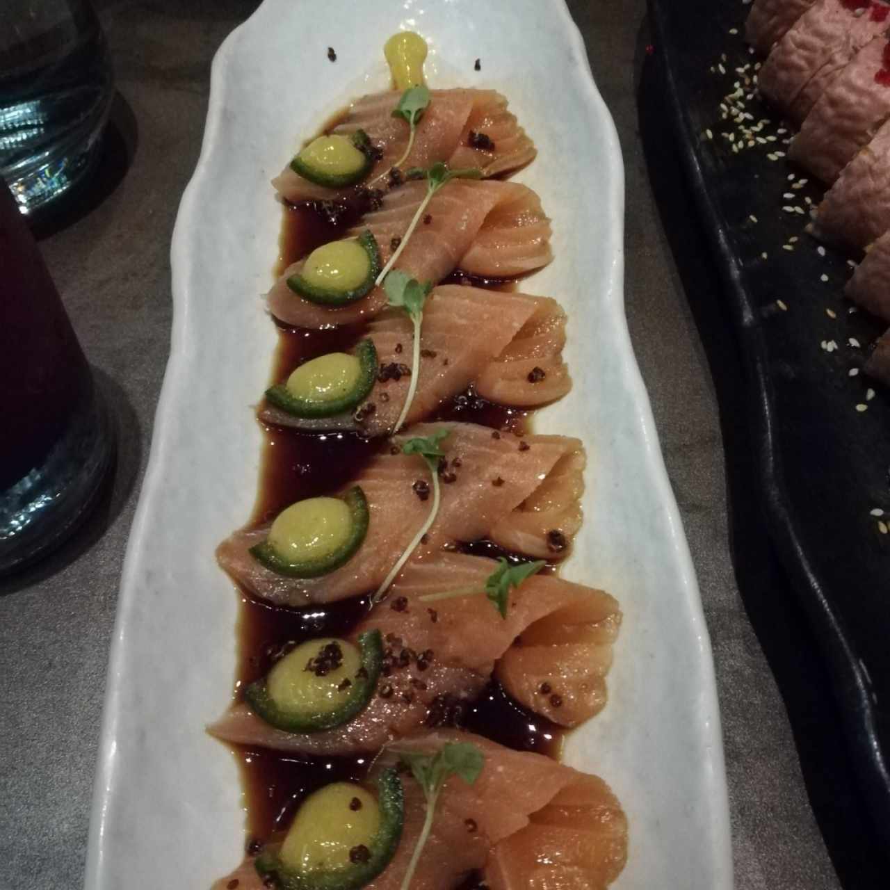 Tiradito de salmón fresco