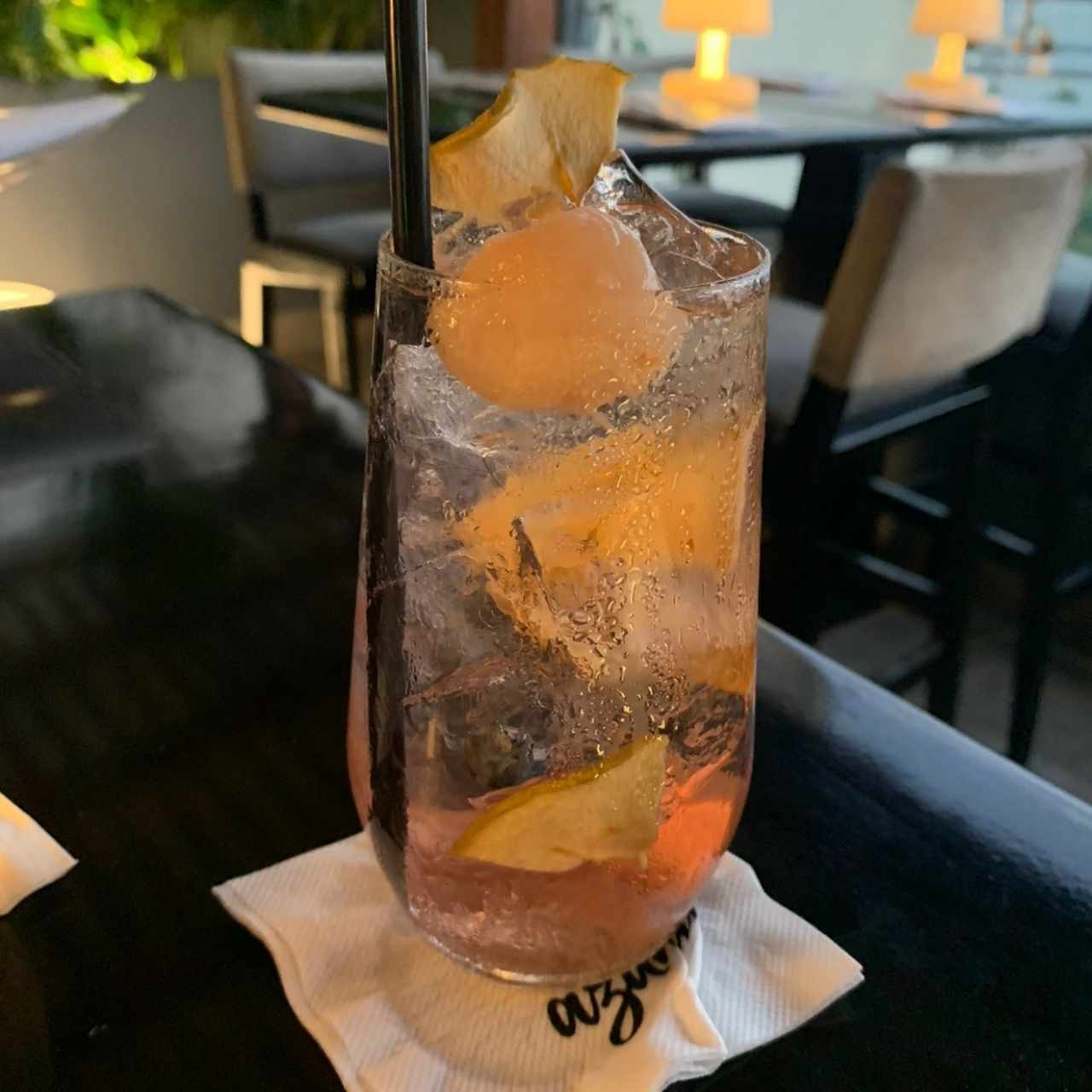 Sangria de la casa con vino blanco, frutas secas como manzana. Tambien lleva blueberry  (arandanos) y otra frutita muy sabrosa. 🤍
