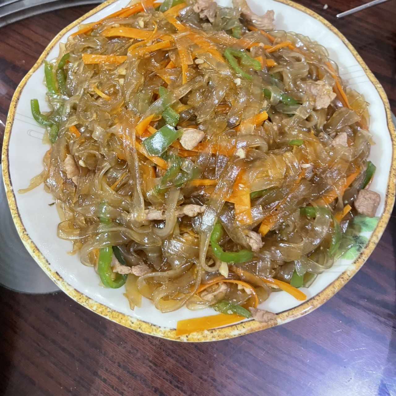 Fideo transparente con vegetales y puerco