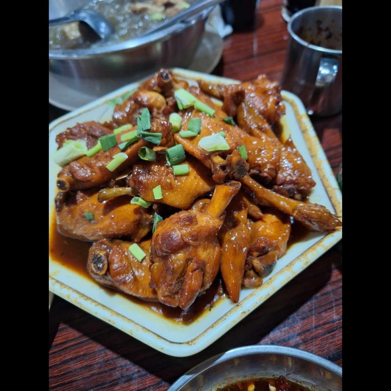 Alas pollo en salsa soya rojos