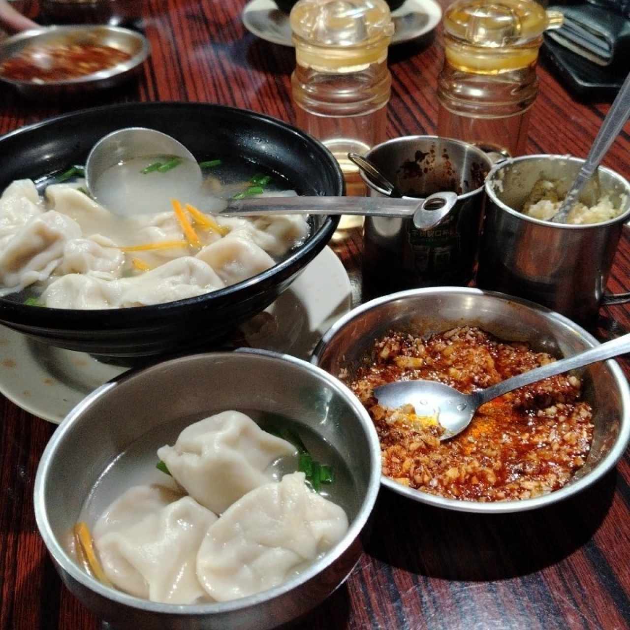 Giozas en sopa de kimchi e y cerdo