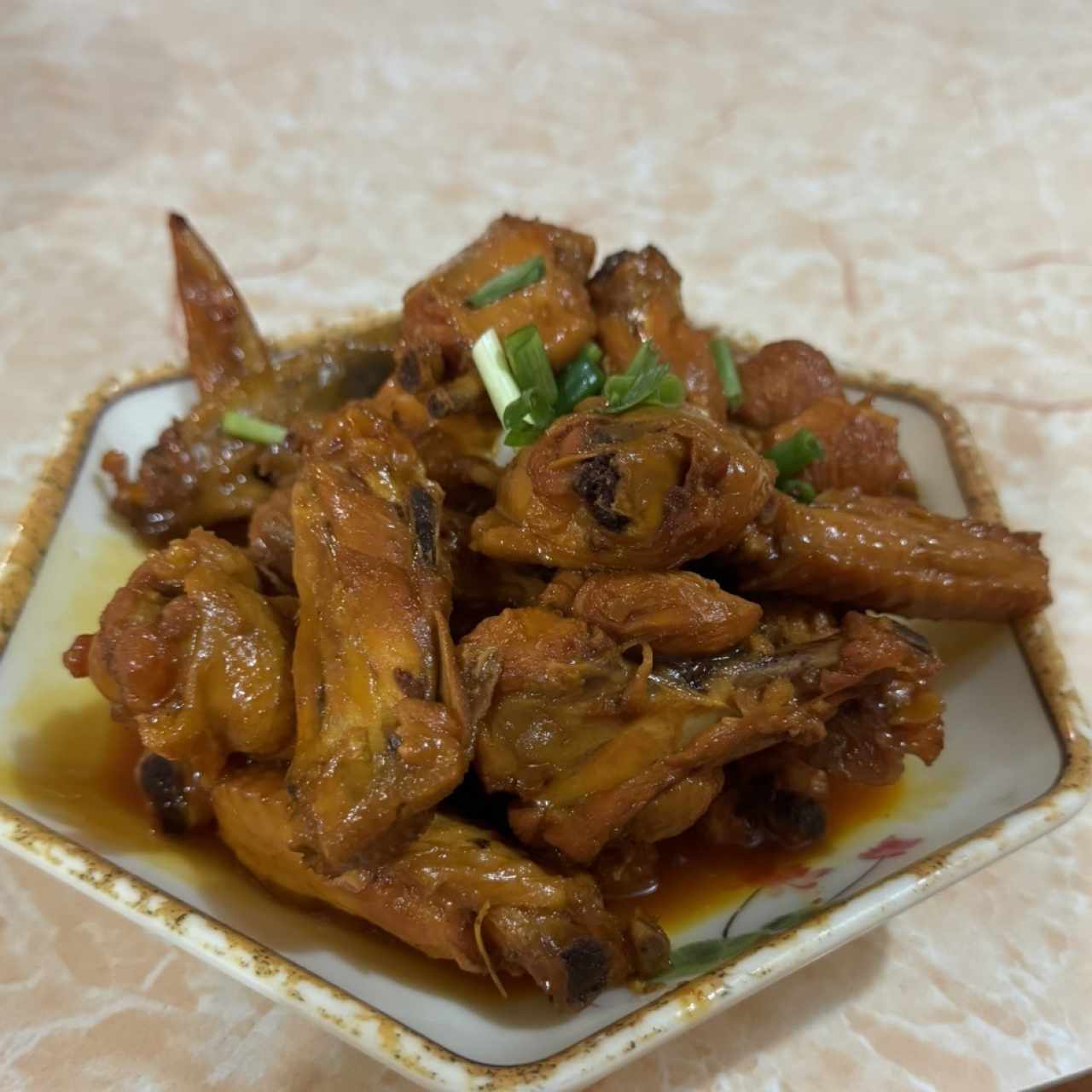 Alas pollo en salsa soya rojos