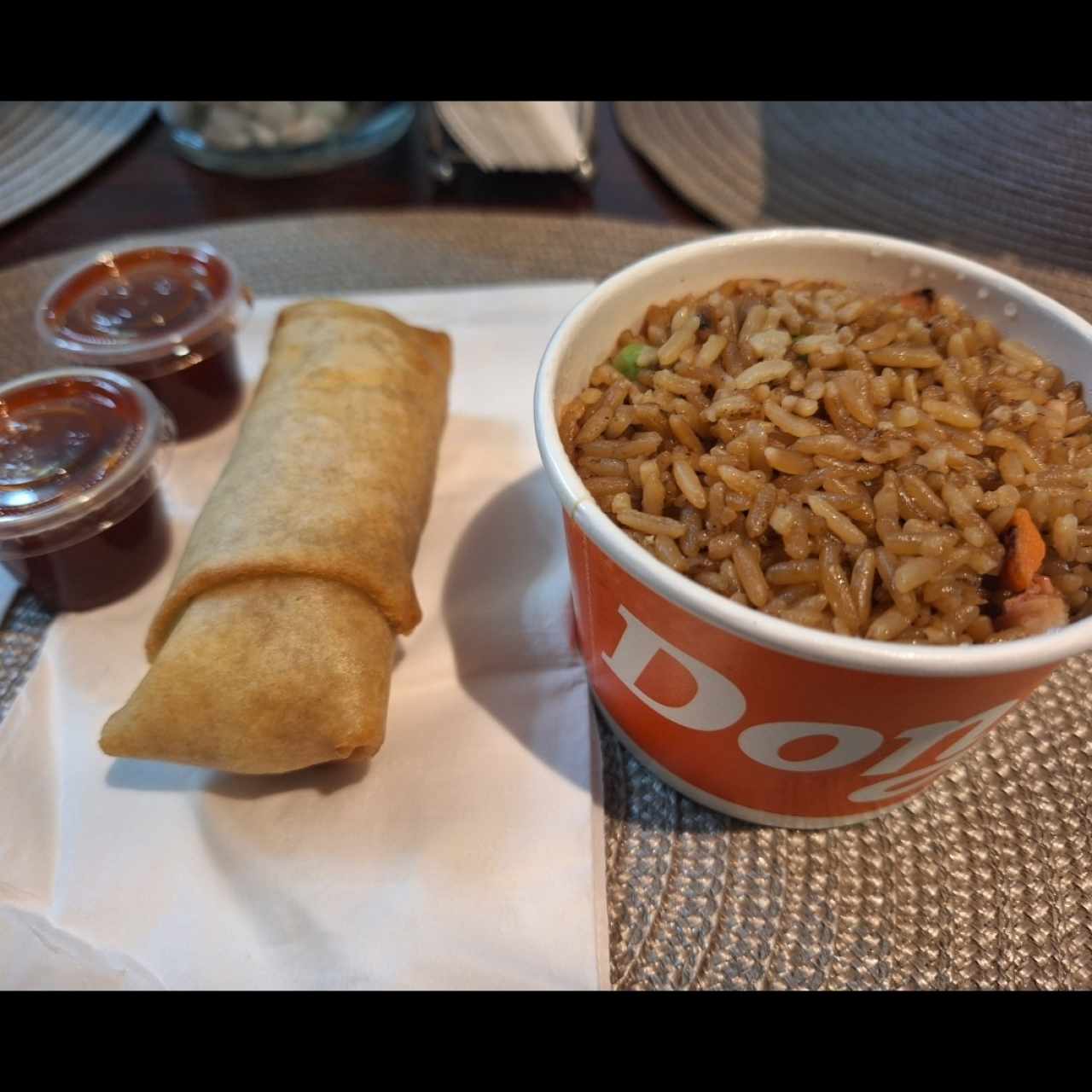 Delicias Tradicionales - Arroz Frito Oriental y rollito de vegetales
