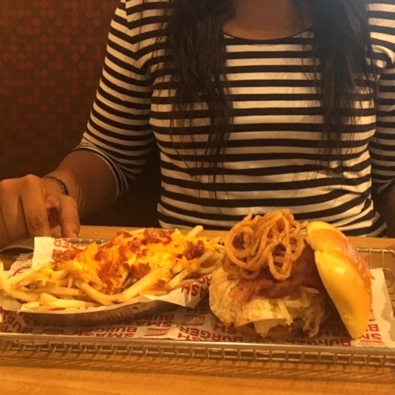 Hamburguesa Panameña con papas con tocino y queso