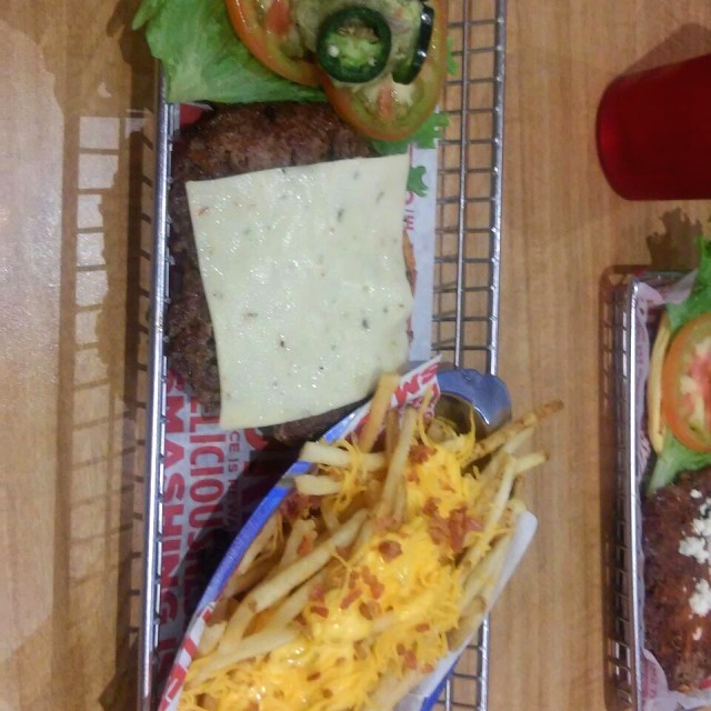 Jalapeño baja butguer y papas con queso y tosino