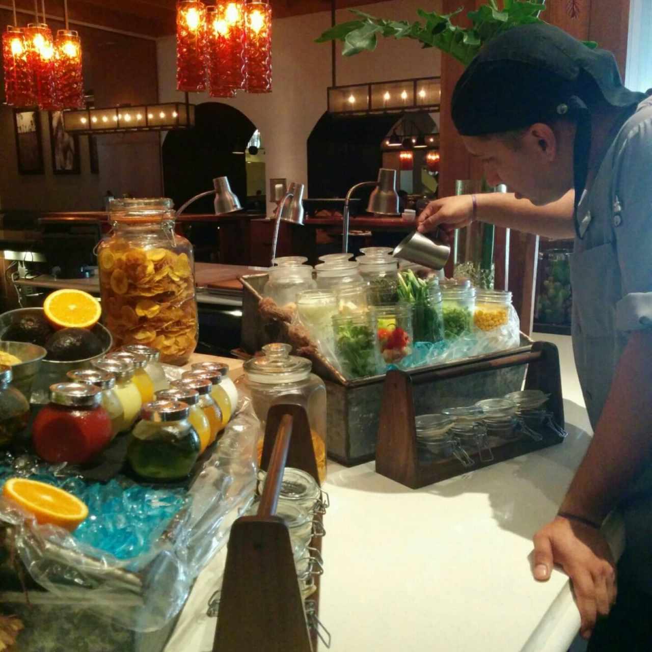estación en vivo de ceviches preparados al momento 