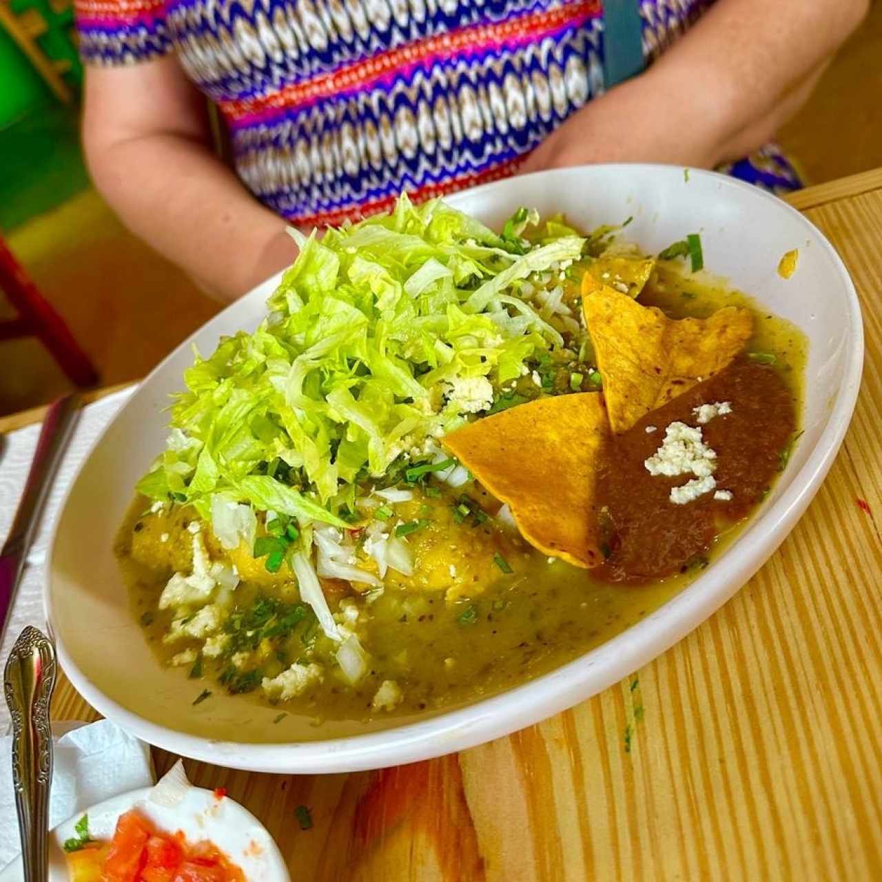 ENCHILADAS EN SALSA VERDE (Tortillas Rebosadas en una Salsa de  Picante Verde, con Queso, Lechuga y Guacamole, con carne de su elección [uno de pollo , otro de carne y otro de puerco])
