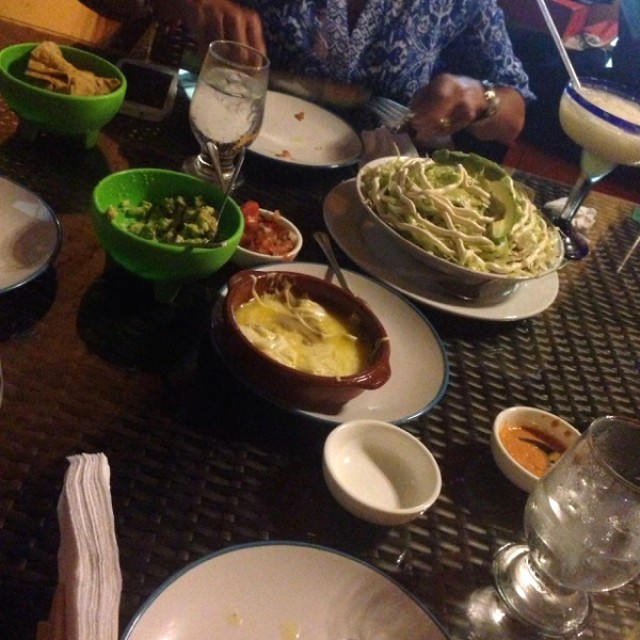 Taco salad, guacamole y queso fundido
