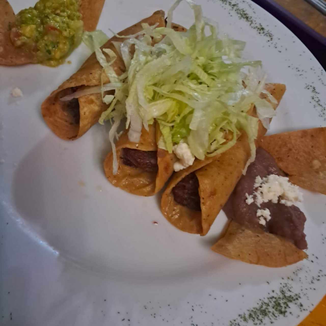 Tacos fritos de puerco