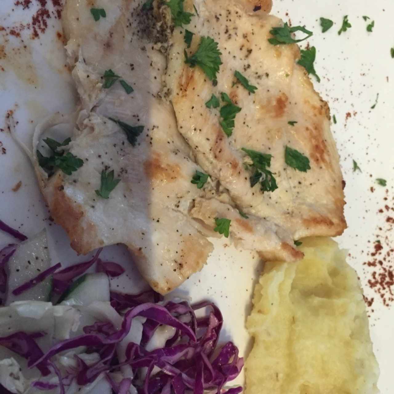 Pollo al grill con puré de papas.