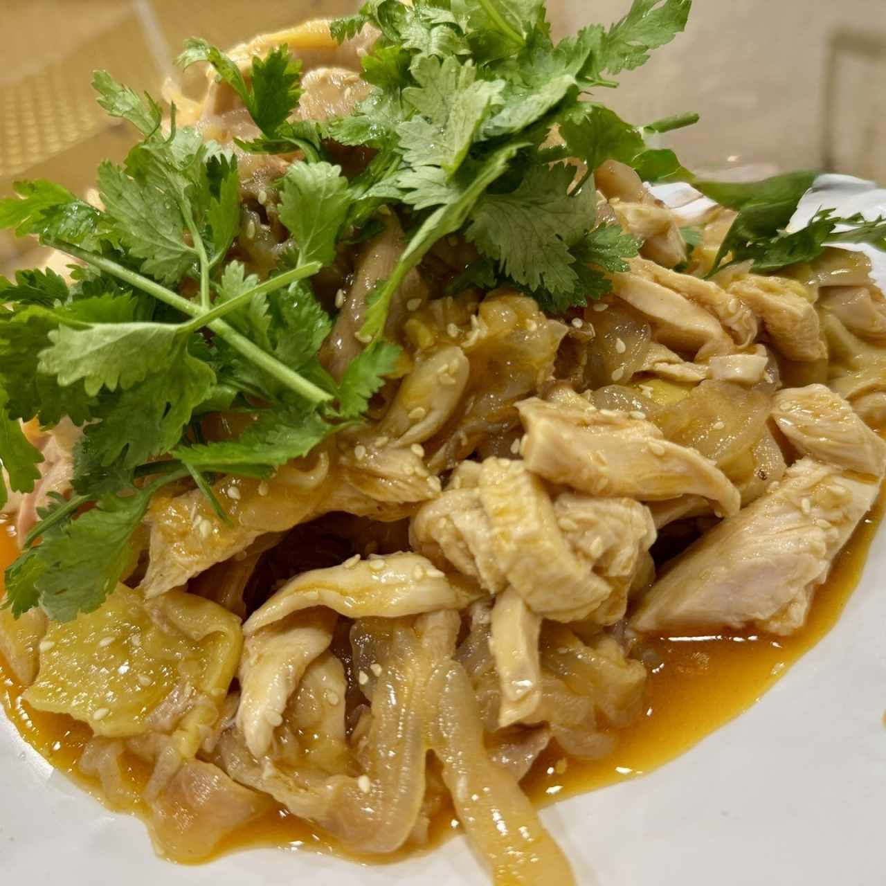 Gallina desmenuzada con ajonjoli