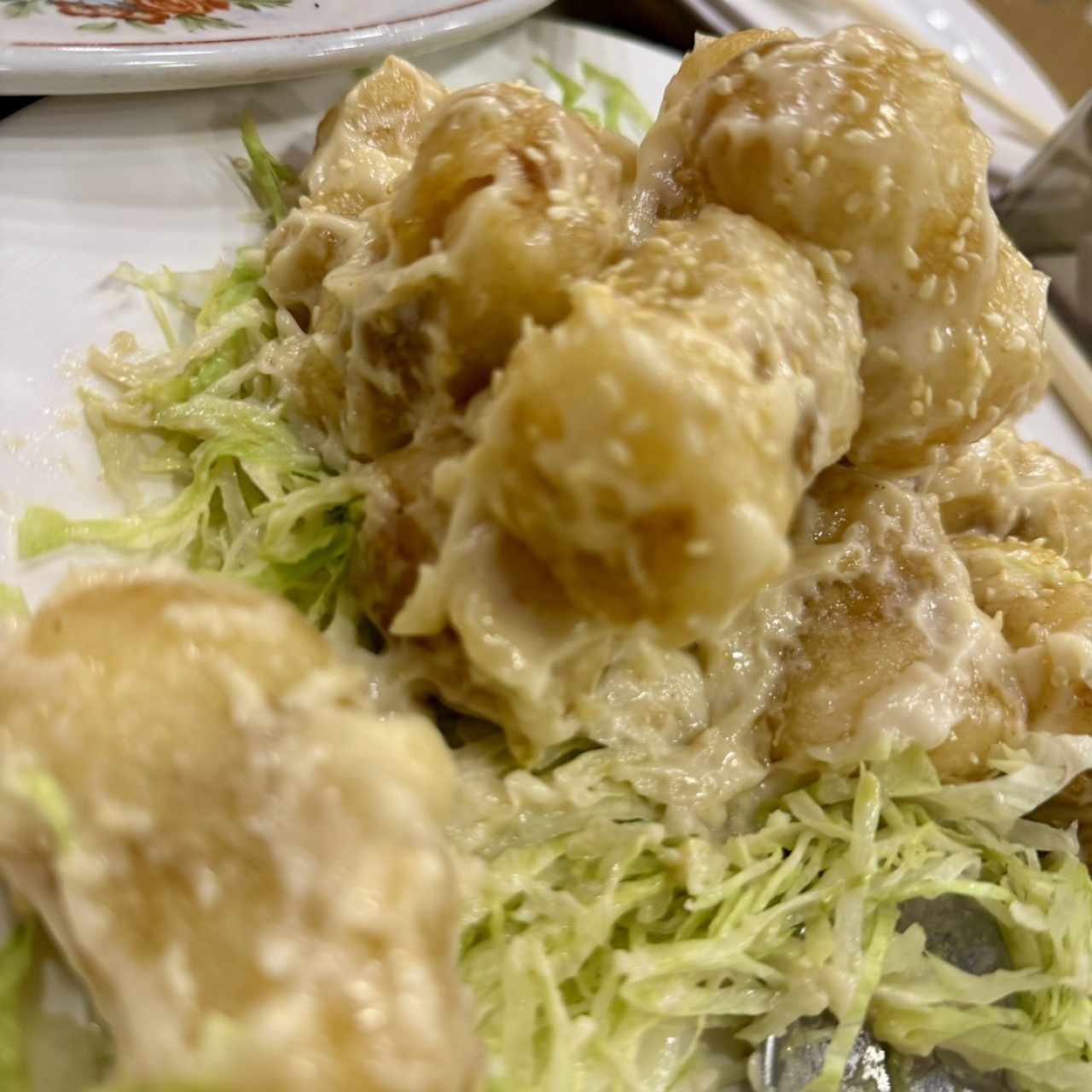Langostino enrrollado con ajonjolí y y mayonesa