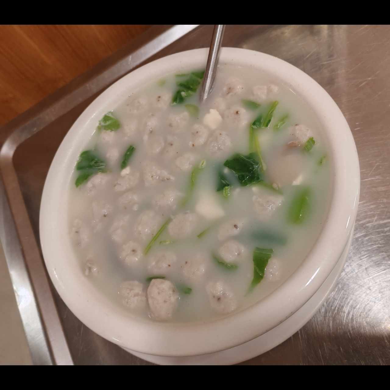Sopa de bolita de pescado y mostaza amarga 