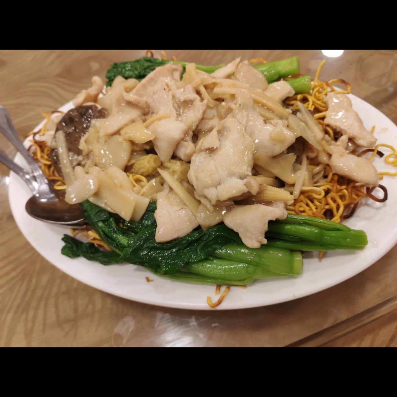 Fideos fritos crocantes con pollo