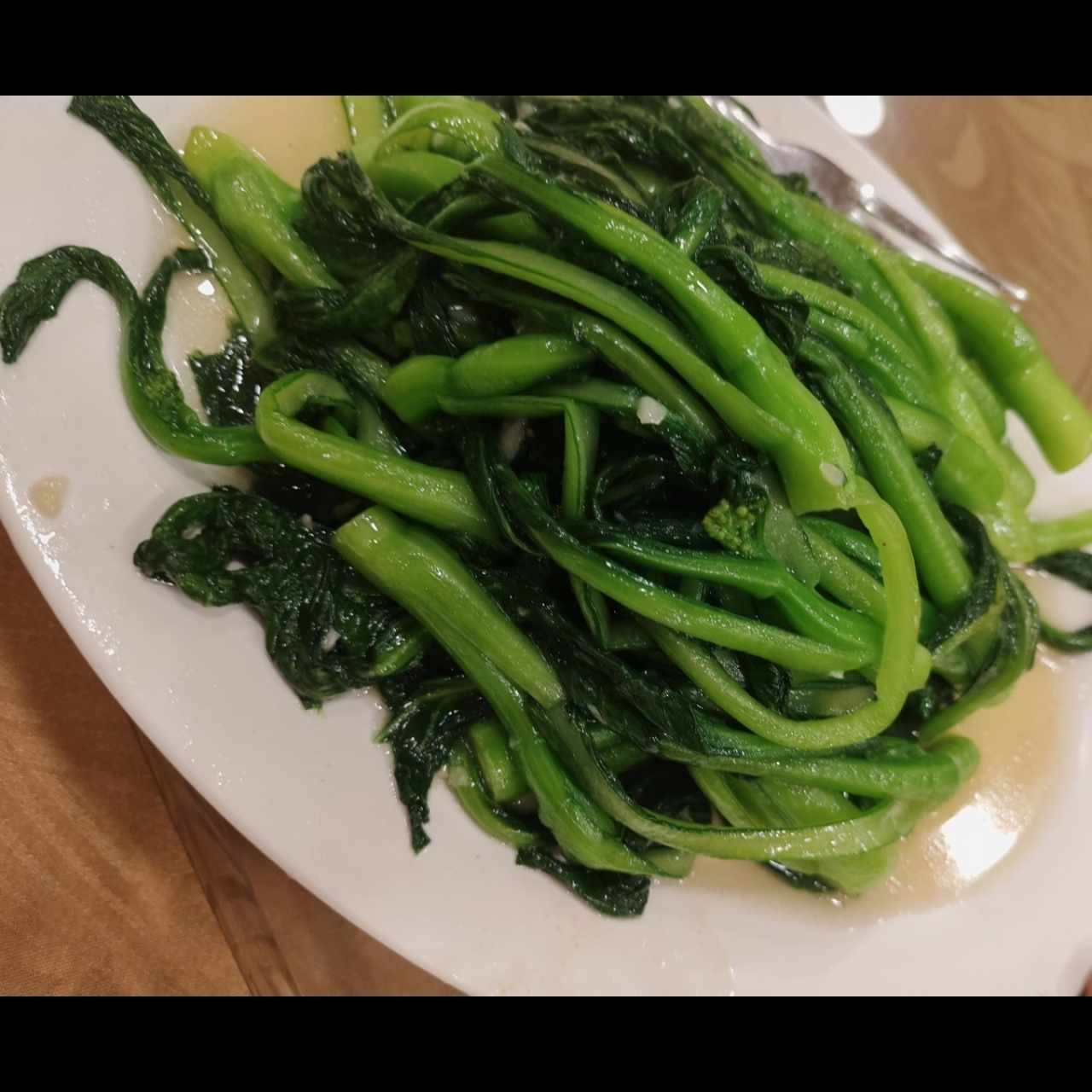Hoja de mostaza verde con ajo